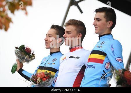 Belgische Jente Michiels, belgische Thibau Nys und belgische Emiel Verstrynge auf dem Podium nach dem Juniorrennen bei der Cyclocross-Weltmeisterschaft UCI in Bern, Schweizerische Eidgenossenschaft, am Sonntag, den 20. Oktober 2019, der ersten von sieben Etappen der Weltmeisterschaftstrophäe in der Saison 2019-2020. BELGA FOTO DAVID STOCKMAN Stockfoto