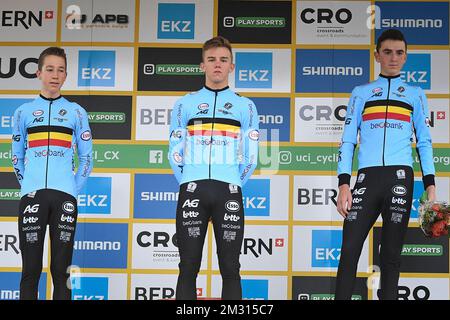 Belgische Jente Michiels, belgische Thibau Nys und belgische Emiel Verstrynge auf dem Podium nach dem Juniorrennen bei der Cyclocross-Weltmeisterschaft UCI in Bern, Schweizerische Eidgenossenschaft, am Sonntag, den 20. Oktober 2019, der ersten von sieben Etappen der Weltmeisterschaftstrophäe in der Saison 2019-2020. BELGA FOTO DAVID STOCKMAN Stockfoto