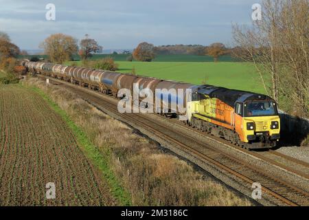 Colas Rail-Diesellokomotive der Klasse 70, die einen Tankwagenzug zieht. Stockfoto