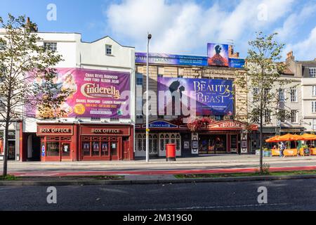 Bristol Hippodrome Theatre mit Werbung für Beauty and the Beast & Cinderella, St Augustine's Parade, City of Bristol, England, Großbritannien Stockfoto