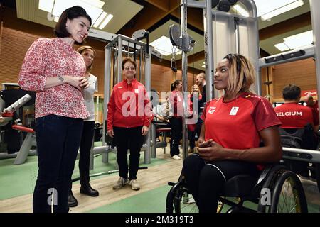 Wallonien - Brüsseler Minister Sport Valerie Glatigny, Vorsitzende der paralympischen Mannschaft Belgien Anne Dieteren und Paralympische Rollstuhlsportlerin Lea Bayekula, die am zweiten Tag eines Pressebesuchs im Trainingslager der Athleten der Paralympischen Mannschaft Belgien im Vorfeld der Paralympischen Spiele 2020 in Tokio abgebildet wurde; Dienstag, 29. Oktober 2019, in Paris. Die Paralympischen Spiele 2020 in Tokio finden vom 25. August bis zum 06. September 2020 statt. BELGA FOTO ERIC LALMAND Stockfoto