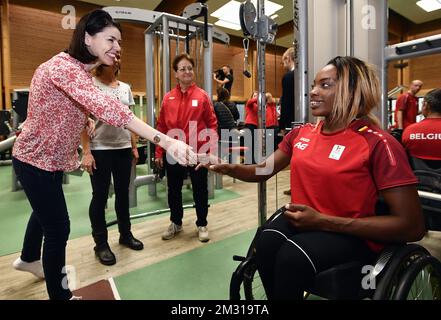 Wallonien - Brüsseler Ministerin Sport Valerie Glatigny, Vorsitzende der paralympischen Mannschaft Belgien, Anne Dieteren und die Paralympische Rollstuhlsportlerin Lea Bayekula, die am zweiten Tag eines Pressebesuchs im Trainingslager der Athleten der Paralympischen Mannschaft Belgien im Vorfeld der Paralympischen Spiele 2020 in Tokio fotografiert wurde; Dienstag, 29. Oktober 2019, in Paris. Die Paralympischen Spiele 2020 in Tokio finden vom 25. August bis zum 06. September 2020 statt. BELGA FOTO ERIC LALMAND Stockfoto