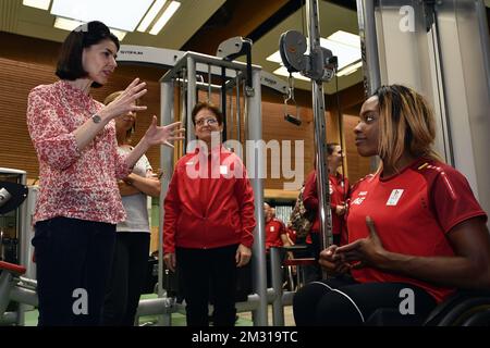 Wallonien - Brüsseler Ministerin Sport Valerie Glatigny, Vorsitzende der paralympischen Mannschaft Belgien, Anne Dieteren und die Paralympische Rollstuhlsportlerin Lea Bayekula, die am zweiten Tag eines Pressebesuchs im Trainingslager der Athleten der Paralympischen Mannschaft Belgien im Vorfeld der Paralympischen Spiele 2020 in Tokio fotografiert wurde; Dienstag, 29. Oktober 2019, in Paris. Die Paralympischen Spiele 2020 in Tokio finden vom 25. August bis zum 06. September 2020 statt. BELGA FOTO ERIC LALMAND Stockfoto