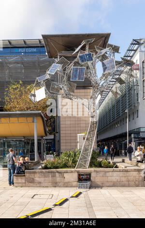 Solar Powered Energy Tree am Millennium Square bietet kostenlose Ladestationen für Mobiltelefone und WLAN. Bristol, England, Großbritannien Stockfoto