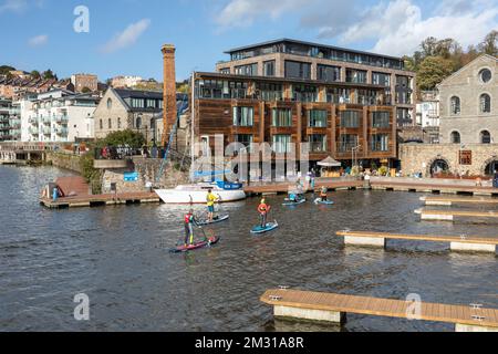 Eine Gruppe von Stand-Up-Paddleboardern in Bristol's Floating Harbour, Bristol Harbourside, City of Bristol, England, Großbritannien Stockfoto