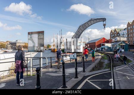 Der restaurierte Fairbairn-Dampfkran (geplantes Ancient Monument) und die Eisenbahnstrecke an den Docks von Bristol, Hafengebiet von Bristol, City of Bristol, England, Großbritannien Stockfoto