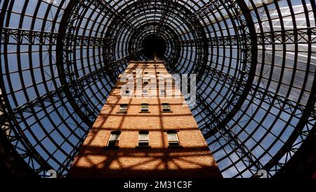 Coop's Shot Tower ist ein Turm im Herzen von Melbourne CBD, Australien. Es wurde 1889 fertiggestellt und ist 50m m hoch. Das historische Gebäude wurde 1973 vor dem Abriss bewahrt und 1991 unter einem 84 m hohen konischen Glasdach in den Melbourne Central Komplex integriert. Ein Turm ist ein Turm, der für die Herstellung von Kugeln mit kleinem Durchmesser durch freien Fall von geschmolzenem Blei ausgelegt ist, das dann in einem Wasserbecken gefangen wird. Die Aufnahme wird hauptsächlich für Projektile in Schrotflinten sowie für Vorschaltgeräte, Strahlenschutzschirme und andere Anwendungen verwendet, bei denen kleine Bleikugeln nützlich sind. Stockfoto