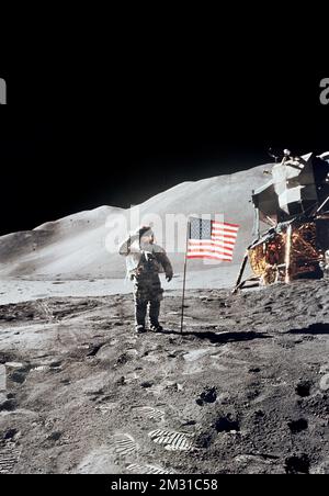 Die Mondoberfläche. Der Astronaut David R. Scott gibt einen militärischen Gruß, während er neben der eingesetzten US-Flagge während der Apollo 15-Mondoberflächen-Extrafahrzeug-Aktivität (EVA) am Hadley-Apennine-Landeplatz steht. Die Flagge wurde gegen Ende von EVA-2 eingesetzt. Das Lunar-Modul (LM), „Falcon“, ist teilweise auf der rechten Seite sichtbar. Das Hadley Delta im Hintergrund steigt ca. 4000m (ca. 13124ft m) über die Ebene. Dieses Foto wurde von Astronaut James B. Irwin, Pilot des Mondmoduls, aufgenommen. Eine einzigartige optimierte Version eines NASA-Bildes. Kredit: JB Irwin/NASA Stockfoto