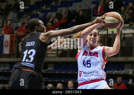 Flammes Carolo Basket Fatimatou SACKO (13) und VOO Liege Panthers Jaleesa MAES (45) kämpfen um den Ball während eines Basketballspiels zwischen VOO Liege Panthers und Flammes Carolo Basket, am Spieltag 4, Gruppe J der Eurodu Cup Women, Mittwoch, 6. November 2019, Liege, Country Hall Sart Tilman. FOTO BERNARD GILLET Stockfoto