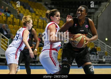 Flammes Carolo Basket Fatimatou SACKO (13) und VOO Liege Panthers Jaleesa MAES (45) kämpfen um den Ball während eines Basketballspiels zwischen VOO Liege Panthers und Flammes Carolo Basket, am Spieltag 4, Gruppe J der Eurodu Cup Women, Mittwoch, 6. November 2019, Liege, Country Hall Sart Tilman. FOTO BERNARD GILLET Stockfoto