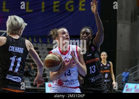 VOO Liege Panthers Laura HENKET (13) und Flammes Carolo Basket Fatimatou SACKO (13) kämpfen um den Ball während eines Basketballspiels zwischen VOO Liege Panthers und Flammes Carolo Basket am Spieltag 4, Gruppe J der EuroCup-Frauen, Mittwoch, 6. November 2019, Lüttich, Country Hall du Sart Tilman. FOTO BERNARD GILLET Stockfoto