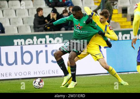 Cercle's Alimami Gory und STVV's Wolke Janssens kämpfen um den Ball während eines Fußballspiels zwischen Cercle Brügge und Sint-Truidense VV, Samstag, den 09. November 2019 in Brügge, am 14. Tag der belgischen Fußballmeisterschaft „Jupiler Pro League“ 2019-2020. BELGA FOTO KURT DESPLENTER Stockfoto