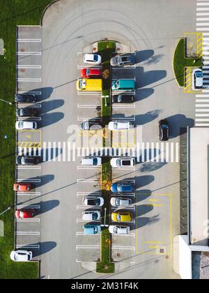 Vertikales Foto direkt über einem Parkplatz, farbenfrohe Autos auf dem Parkplatz geparkt Stockfoto