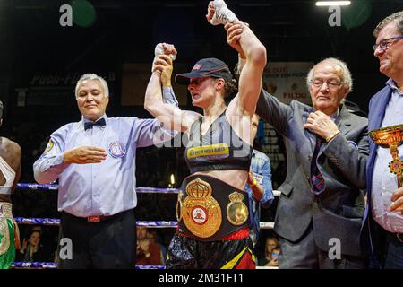 Das belgische Delfine Persoon feiert nach dem Sieg zwischen dem belgischen Delfine Persoon und der nigerianischen Helen Joseph um den WBA-Weltmeistertitel für weibliche Superfedergewichte am Montag, den 11. November 2019 in Oostende. BELGA FOTO KURT DESPLENTER Stockfoto