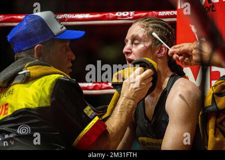 Belgisches Delfine Persoon wurde während des Kampfes zwischen dem belgischen Delfine Persoon und der nigerianischen Helen Joseph für den WBA World WBA-Titel für Superfedergewichte am Montag, den 11. November 2019 in Oostende gezeigt. BELGA FOTO KURT DESPLENTER Stockfoto