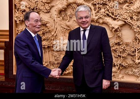 Wang Qishan, Chinas Vizepräsident und Vizepräsident und Minister für auswärtige Angelegenheiten und Verteidigung, Didier Reynders, zeigte sich am ersten Tag einer belgischen Wirtschaftsmission in China am Montag, den 18. November 2019. Mehrere föderale und regionale Minister begleiten die Prinzessin vom 18. Bis 23. November auf einer Wirtschaftsmission nach China. BELGA FOTO DIRK WAEM Stockfoto