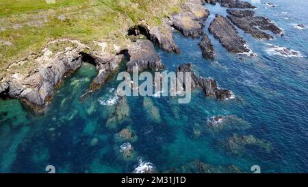 Felsige Ufer der Keltischen See entlang der Route des Wild Atlantic Way, Blick von oben. Seascape der Südküste Irlands. Wunderschöne Felshänge. Stockfoto