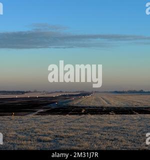 Bedfordshire, Großbritannien - 8. Dezember 2022. Der Winter kommt in Großbritannien mit unerwarteter Kraft. Ein kleiner Flugplatz, der während des jüngsten Kälteeinbruchs tief im Frost eingeschlossen war. Stockfoto