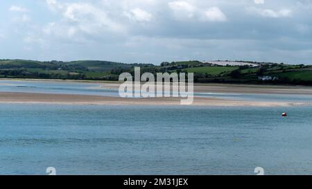 Sandy-Meeresboden bei Ebbe, Küste. Malerische Küstenlandschaft an einem sonnigen Tag. Eine Sandbank. Stockfoto