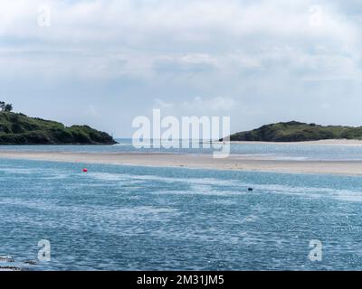 Sandboden bei Ebbe, Atlantikküste. Malerische Küstenlandschaft an einem sonnigen Tag. Eine Sandbank. Stockfoto