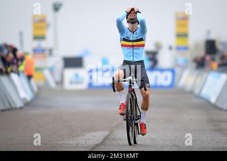 Die belgische Jelle Camps überquert die Ziellinie beim Cyclocross-Radrennen U23 in Koksijde, Sonntag, den 24. November 2019, Phase 5/9 der Weltmeisterschaft. BELGA FOTO DAVID STOCKMAN Stockfoto