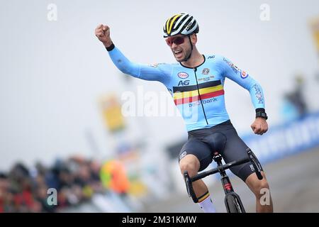 Die belgische Jelle Camps überquert die Ziellinie beim Cyclocross-Radrennen U23 in Koksijde, Sonntag, den 24. November 2019, Phase 5/9 der Weltmeisterschaft. BELGA FOTO DAVID STOCKMAN Stockfoto