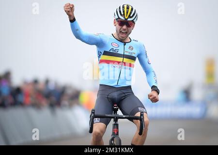 Die belgische Jelle Camps überquert die Ziellinie beim Cyclocross-Radrennen U23 in Koksijde, Sonntag, den 24. November 2019, Phase 5/9 der Weltmeisterschaft. BELGA FOTO DAVID STOCKMAN Stockfoto