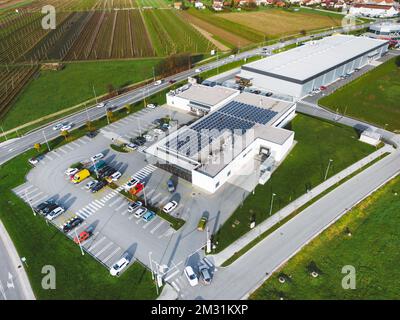 Luftaufnahme eines Industriegebäudes mit Sonnenkollektoren auf dem Dach Stockfoto