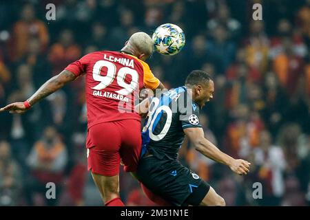 Galatasarays Mario Rene Junior Lemina und Lois Openda des Clubs kämpfen um den Ball während eines Spiels zwischen dem türkischen Verein Galatasaray und dem belgischen Fußballteam Club Brügge, Dienstag, den 26. November 2019 in Istanbul, Türkei, fünftes Spiel in Gruppe A der UEFA Champions League. BELGA FOTO BRUNO FAHY Stockfoto