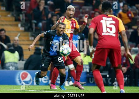 Lois Openda und Mario Rene Junior Lemina des Clubs Galatasaray kämpfen um den Ball während eines Spiels zwischen dem türkischen Verein Galatasaray und dem belgischen Fußballteam Club Brügge, Dienstag, den 26. November 2019 in Istanbul, Türkei, fünftes Spiel in Gruppe A der UEFA Champions League. BELGA FOTO BRUNO FAHY Stockfoto