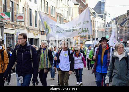 Bild zum Belga-Artikel "Une dizaine de collectifs ont demande Justice climatique et sociale a Namur", heute in NAMUR verteilt. BESTE VERFÜGBARE QUALITÄT - BELGA FOTO MAXIME ASSELBERGHS Stockfoto