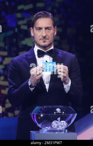 Francesco Totti zeigt der belgischen Mannschaft während der Endauslosung der UEFA Euro 2020 am Samstag, den 30. November 2019 in Bukarest, Rumänien. Das Euro 2020-Turnier findet vom 12. Juni bis zum 12. Juli 2020 in 12 Städten in ganz Europa statt. BELGA FOTO BRUNO FAHY Stockfoto