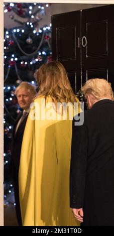 Der britische Premierminister Boris Johnson begrüßt (L) den US-Präsidenten Donald Trump und die First Lady des US-amerikanischen Melania Trump am ersten Tag des NATO-Ministertreffens in London, England, am Dienstag, den 03. Dezember 2019, in der Downing Street 10. BELGA FOTO BENOIT DOPPPAGNE Stockfoto