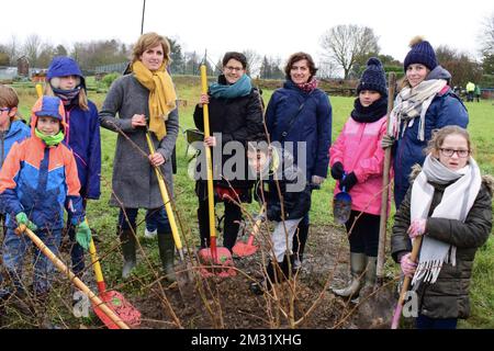 Celine Tellier et des eleves de l'ecole Belle-Vue de Jambes. Zum Bild des Belga-Artikels "Une haie libre et des arbres plantes par une ecole de Jambes en Presence de Celine Tellier", 11/12/2019 12:56, in NAMUR. BESTE VERFÜGBARE QUALITÄT - BELGA FOTO MAXIME ASSELBERGHS Stockfoto