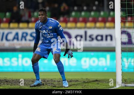 Oostends Torwart Fabrice Ondoa wurde während eines Fußballspiels zwischen KV Oostende und KAA Gent am Sonntag, den 15. Dezember 2019 in Oostende, am 19. Tag der belgischen Fußballmeisterschaft „Jupiler Pro League“ von 2019 bis 2020 in Oostende gezeigt. BELGA FOTO KRISTOF VAN ACCOM Stockfoto