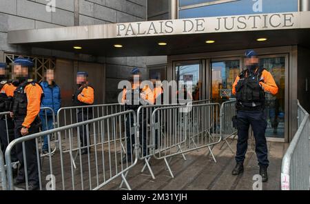 Abbildung zeigt die Polizei vor einer Sitzung des Strafgerichts Lüttich im Prozess wegen des Mordes an Hells Angels Mitglied Jean-Francois 'Jeff' Nyssen, Montag, den 16. Dezember 2019, im Justizpalast Lüttich. Nyssens war am 26. Dezember 2015 in Haccourt an einem Kampf zwischen den rivalisierenden Biker-Gruppen beteiligt. BELGA FOTO BERNARD GILLET Stockfoto