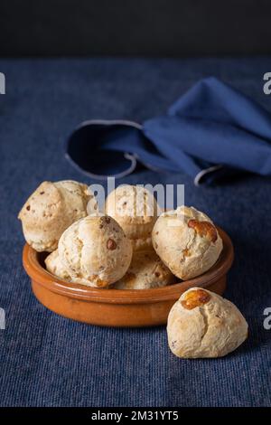 Chipa, typisches Paraguayanisches Käsebrot auf einer Schüssel. Stockfoto