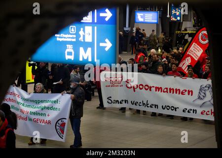 Abbildung zeigt eine Protestaktion während eines 24-stündigen Streiks von Arbeitnehmern des belgischen Eisenbahnunternehmens NMBS - SNCB, der von verschiedenen Gewerkschaften organisiert wurde, am Donnerstag, den 19. Dezember 2019 in Brüssel. BELGA FOTO NICOLAS MAETERLINCK Stockfoto