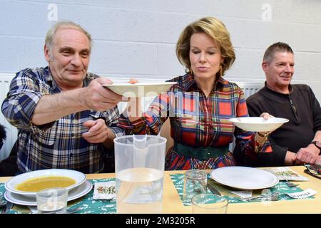 La reine Mathilde servant la soupe aux benefits de la maison d'accueil. Zum Bild des Belga-Artikels "Le Pair Royal Visite une maison d'accueil pour personnes en difficult a Jambes", 19/12/2019 16:03, in NAMUR. BESTE VERFÜGBARE QUALITÄT - BELGA FOTO MAXIME ASSELBERGHS Stockfoto