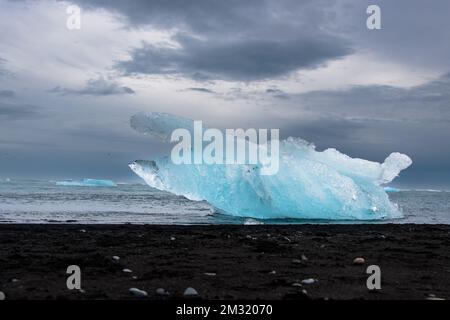Diamond Beach mit schwarzem Sand und Gletschereis in der Jokulsarlon Glacial Lagoon South Iceland Stockfoto