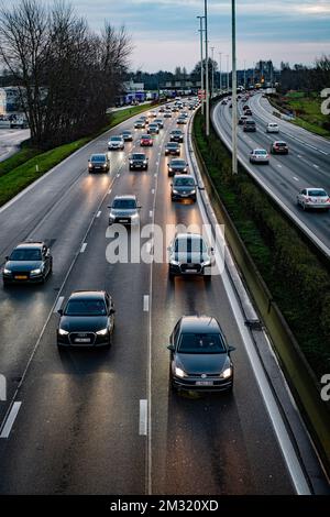 Abbildung zeigt einen Stau auf der E313 mit zwei geschlossenen Spuren in der Nähe der Brigde des „Wijnegemsesteenweg“ in Wommelgem, Donnerstag, 26. Dezember 2019. Auf der Autobahn E313 fielen einige Trümmer der alten Betonbrücke herunter. 'Wegen en Verkeer' hat die Spuren unten gesperrt. BELGA FOTO JONAS ROOSENS Stockfoto