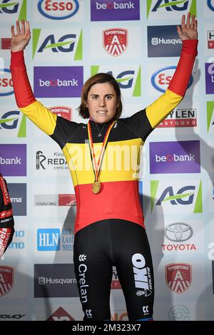 Belgische Sanne Cant , Goldmedaillengewinnerin auf dem Podium nach dem Sieg der Frauenelite und dem U21. Rennen der belgischen Nationalmeisterschaft Cyclocross, Samstag, den 11. Januar 2020 in Antwerpen. BELGA FOTO DAVID STOCKMAN Stockfoto