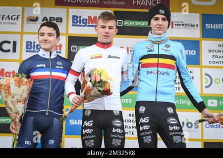 Französischer Remi Lelandais, belgischer Thibau Nys und belgischer Emiel Verstrynge auf dem Podium nach dem Juniorenrennen der Cyclocross-Weltmeisterschaft in Nommay, 8.. Etappe der UCI-Weltmeisterschaft, in Frankreich, Sonntag, 19. Januar 2020. BELGA FOTO DAVID STOCKMAN Stockfoto