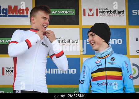 Belgischer Thibau Nys und belgischer Emiel Verstrynge auf dem Podium nach dem Juniorenrennen der Cyclocross-Weltmeisterschaft in Nommay, 8.. Etappe der UCI-Weltmeisterschaft, in Frankreich, Sonntag, 19. Januar 2020. BELGA FOTO DAVID STOCKMAN Stockfoto