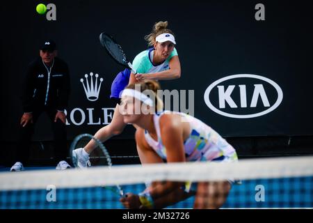 Die belgische Elise Mertens spielte in Action mit Aryna Sabalenka aus Belarus bei einem Tennisspiel zwischen dem belgisch-weißrussischen Paar Mertens-Sabalenka und dem australischen Paar Fourlis-Rodionova in der zweiten Runde des Frauenwettbewerbs „Australian Open“ im Tennis Grand Slam am Freitag, den 24. Januar 2020 in Melbourne, Australien. Stockfoto