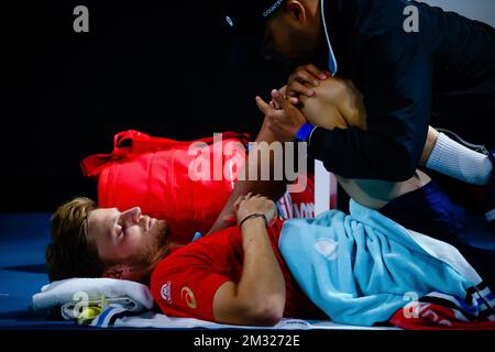 Der belgische David Goffin (ATP 11) erhält medizinische Versorgung während der zweiten Runde des männlichen Einzelspiels gegen den französischen Pierre-Hugues Herbert (ATP 64) beim „Australian Open“ Tennis Grand Slam, 23January 2020 im Melbourne Park, Australien. Dieser erste Grand Slam der Saison findet vom 20. Januar bis zum 2. Februar 2020 statt. BELGA FOTO PATRICK HAMILTON Stockfoto