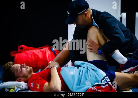 Der belgische David Goffin (ATP 11) erhält medizinische Versorgung während der zweiten Runde des männlichen Einzelspiels gegen den französischen Pierre-Hugues Herbert (ATP 64) beim „Australian Open“ Tennis Grand Slam, 23January 2020 im Melbourne Park, Australien. Dieser erste Grand Slam der Saison findet vom 20. Januar bis zum 2. Februar 2020 statt. BELGA FOTO PATRICK HAMILTON Stockfoto