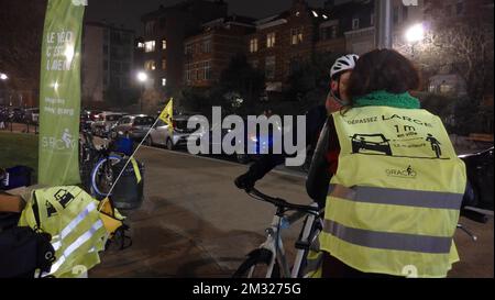 Bild zum Belga-Artikel "Le GRACG appelle les Conducteurs a respektvoller une frite de distance en doublant un cycliste", der heute in BRÜSSEL verteilt wurde. BESTE VERFÜGBARE QUALITÄT - BELGA PHOTO OPHELIE DELAROUZEE Stockfoto