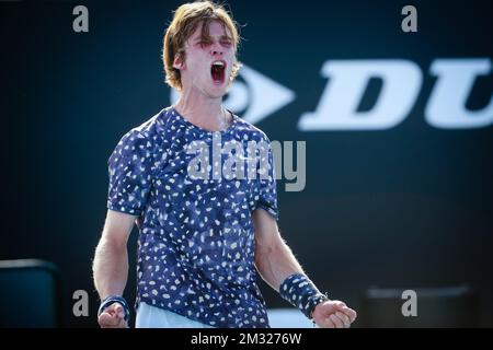 Der russische Andrey Rublev (ATP 16) feiert während eines Tennisspiels gegen den belgischen David Goffin (ATP 11) in der dritten Runde des Herrenwettbewerbs im „Australian Open“ Tennis Grand Slam am Samstag, den 25. Januar 2020 in Melbourne, Australien. Stockfoto