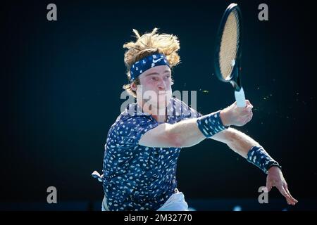 Russischer Andrej Rublev (ATP 16) in Aktion während eines Tennisspiels gegen den belgischen David Goffin (ATP 11) in der dritten Runde des Männer-Singles-Wettbewerbs beim „Australian Open“ Tennis Grand Slam, Samstag, den 25. Januar 2020 in Melbourne, Australien. Stockfoto